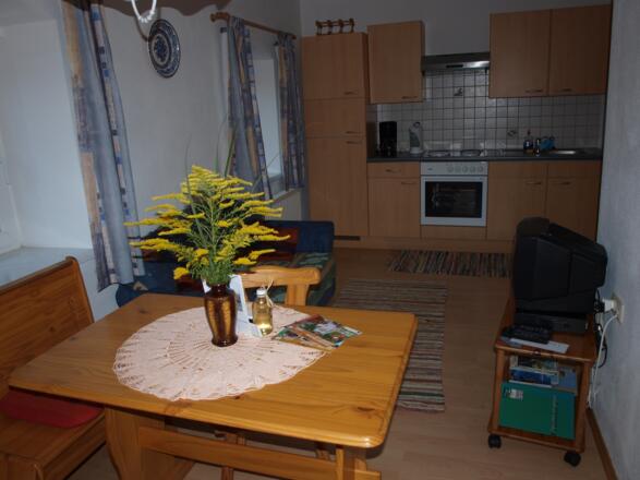 Wohnkueche mit Couch,Essecke und Sat-TV