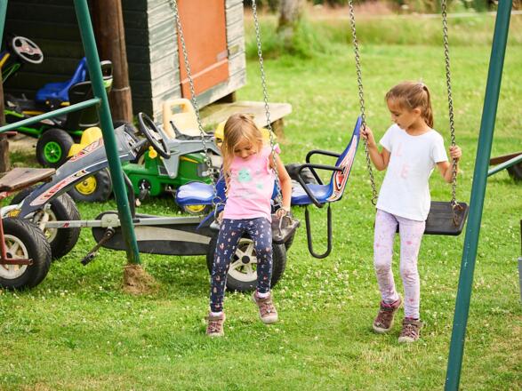 Spielplatz mit vielen Kinderfahrzeugen