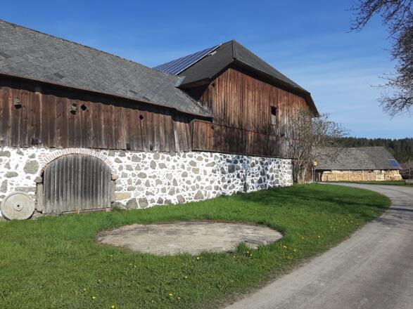Einer der alten Höfe entlang des Weges