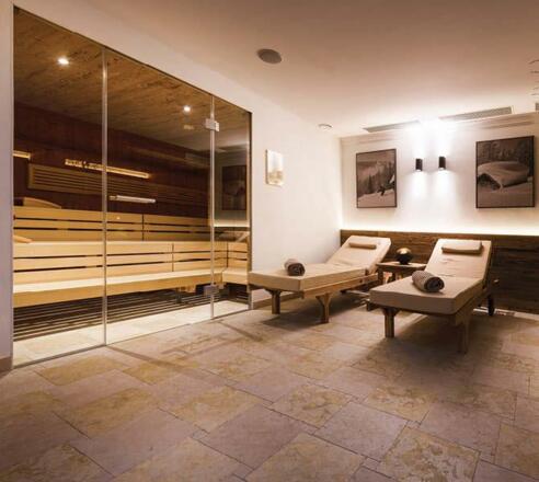 Hotel-Brugger-Wellnessbereich-Sauna-Ruheliegen