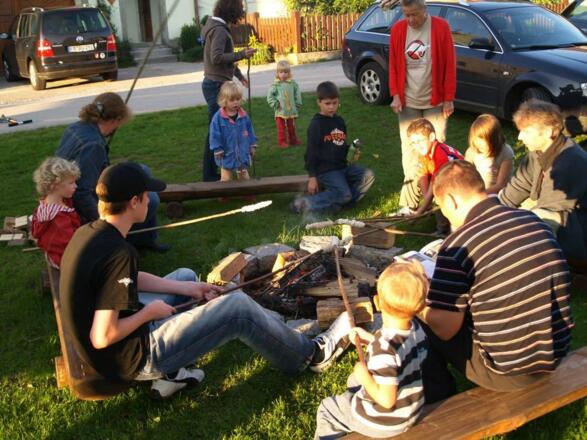 Lagerfeuer mit Würsteln und Stockbrot