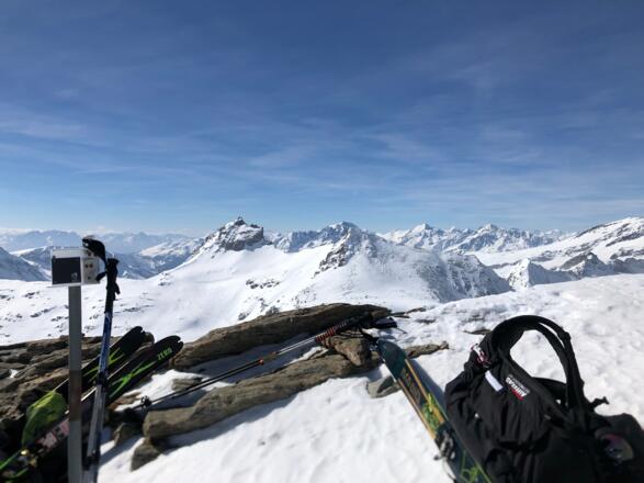 Am Gipfel der Herzog-Ernst Spitze, im Hintergrund das Skigebiet Mölltaler Gletscher