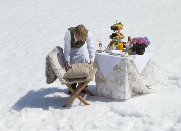 5.breakfast in the snow