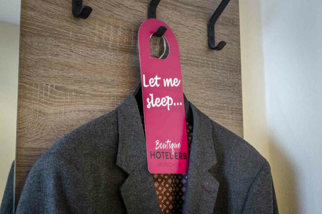 Garderobe auf dem Zimmer des Boutique Hotel Erb im Osten von München