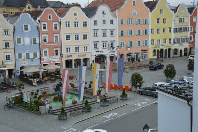 Blick auf den wunderschönen Stadtplatz Schärding