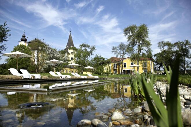Schwimmteich mit Blick zum Schloss