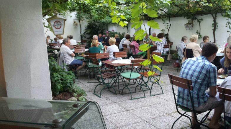 Gastgarten, mit Schatten spendenem Wein