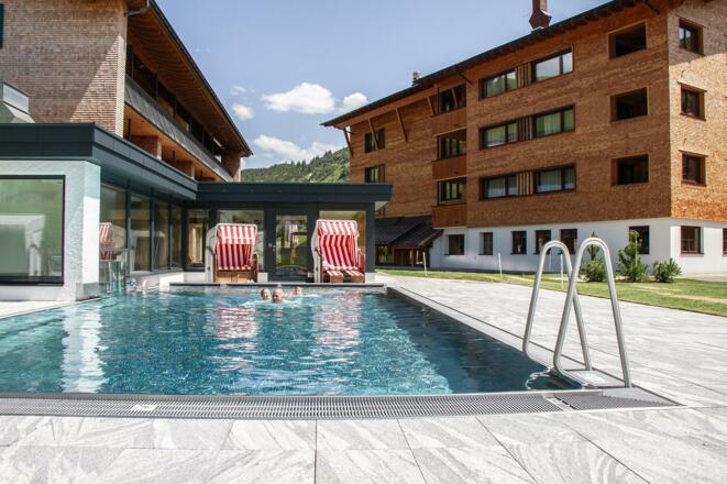 Außenpool mit großer Gartenanlage