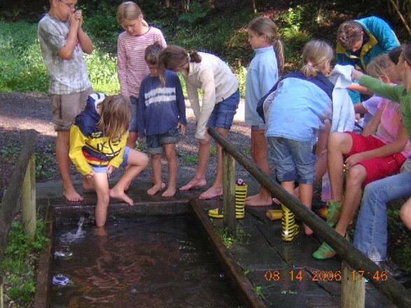 Auch der Kneippweg ist fuer die Kinder ein tolles Erlebnis