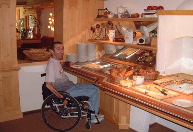 Nachmittagsbuffet mit Rollstuhlfahrer