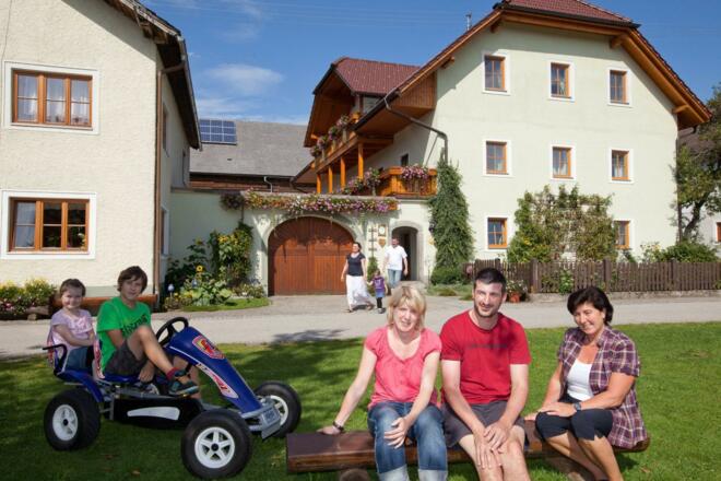 Gastgeberin mit Gästen