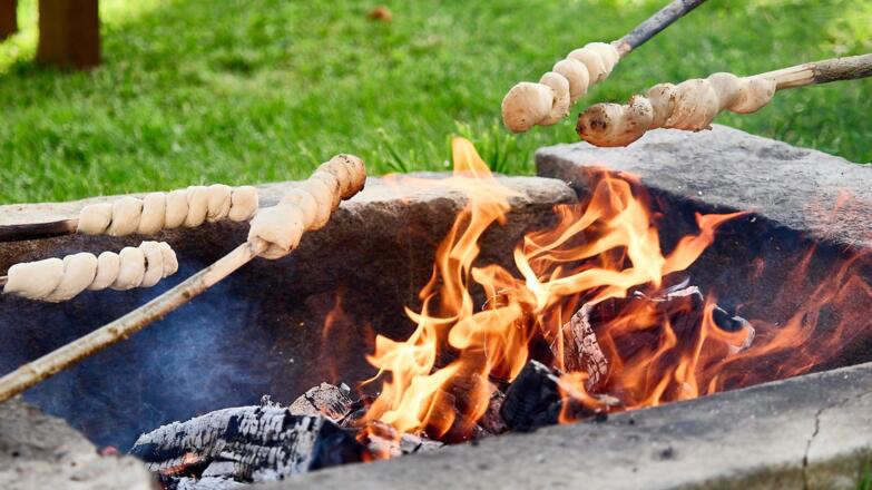 Lagerfeuer mit Stockbrot