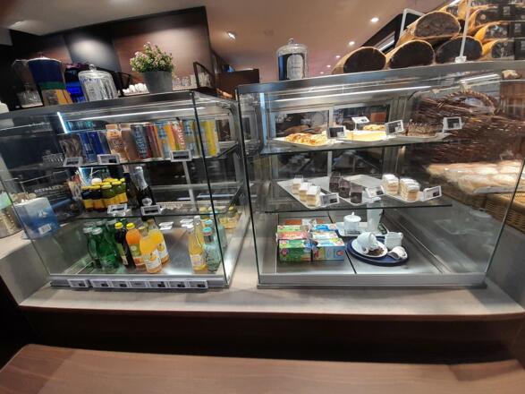 Caffee & Snack Unimarkt Wilhering_innen Vitrine_fotocredit Fellhofer