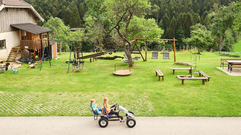 Kinderspielplatz vorm Hof