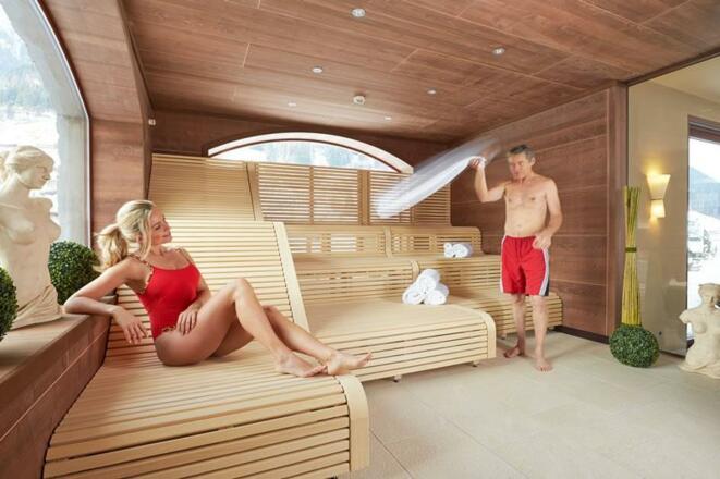 Alpeiner Nature Resort-Textilsauna Schwimmbad.jpg