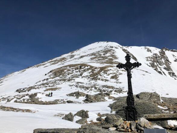 Blick auf die Herzog-Ernst-Spitze von der Scharte mit den Aufstiegs und Abfahrtsvarianten