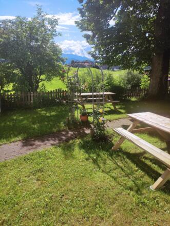 Picknicktische in unserem Garten
