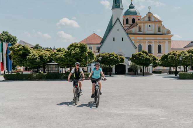 Kapellplatz Altötting Radfahrer