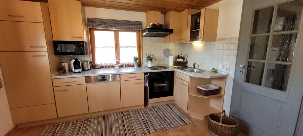 Küche mit Spülmaschine