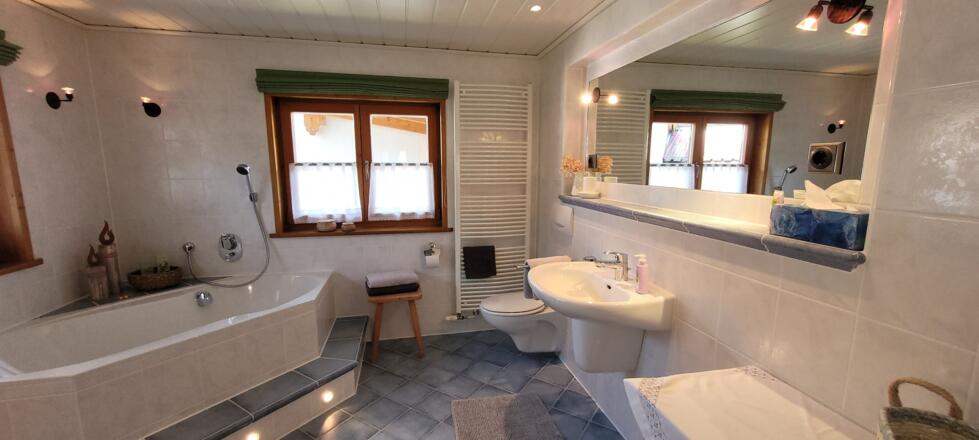 Bad mit Badewanne, Dusche und WC