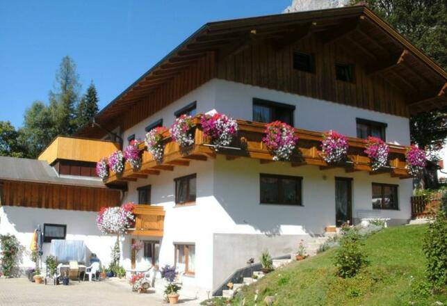 FW ebenerdig mit Siztgelegenheit auf der Terrasse und im Garten