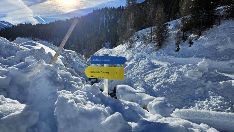 Wegweiser "Schiroute" am Wasserkraft Wattental