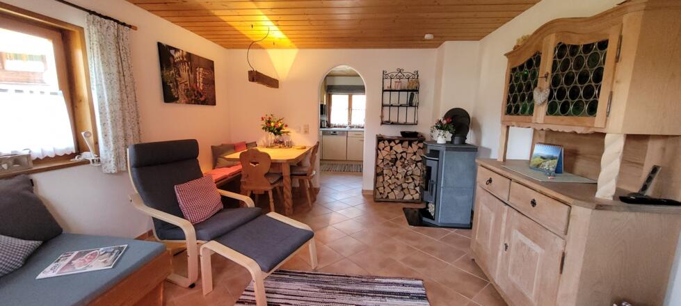 gemütliches Wohnzimmer mit Schwedenofen