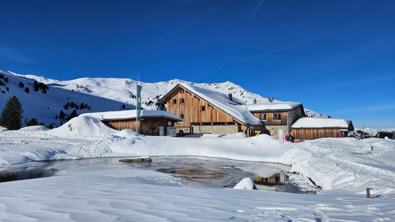 Lizumer Hütte "2.019m" in den weißen Tuxern