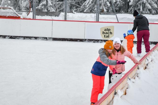 Kinder am Eislaufplatz Alpbach