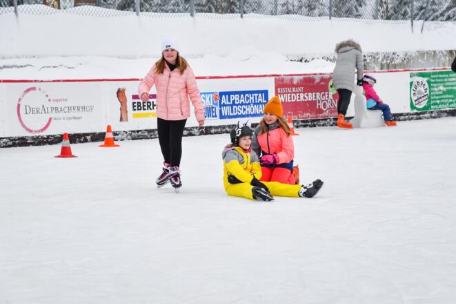 Kinder am Eislaufplatz in Alpbach