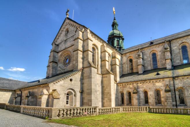 Außenansicht der Abteikirche