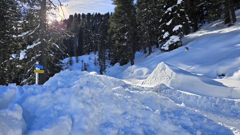 Wegweiser "Schiroute Lizumerhütte" nach dem Standort Wasserkraftwerk