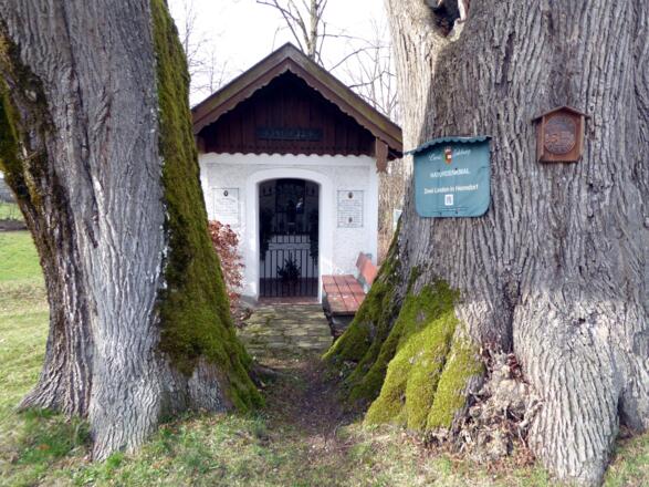 Bald nach der Sagmühlkapelle in Enzing zweigt der Weg in das Ortszentrum Henndorf nach links ab.