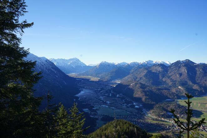 Das Osterfeuerköpfl bietet einen einmaligen Blick auf das Loisachtal zwischen Eschenlohe und Garmisch.