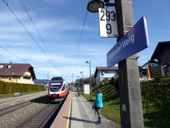 Die Haltestelle Köstendorf Weng an der Westbahnstrecke ist der leicht erreichbare Startpunkt.