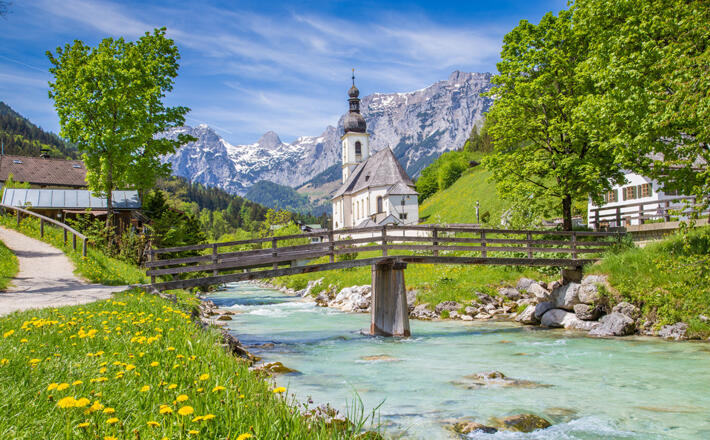 Frühling an der Ramsauer Kirche © JFL Photography / stock.adobe.com