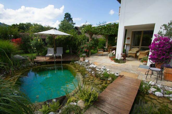 grosse Terrasse mit Naturstein