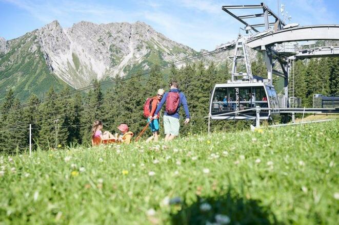 Familie bei der Panoramabahn Bergstation (c) Alex
