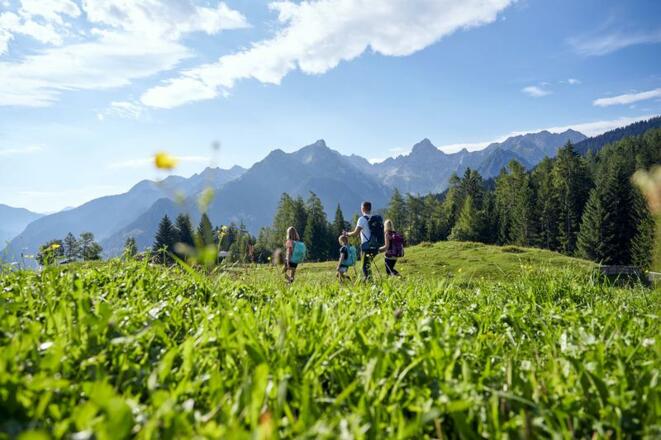 Familienwanderung am Hochplateau Tschengla im Bran