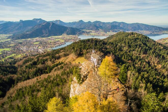 Die Riedersteinkapelle mit dem Tegernsee im Hintergrund