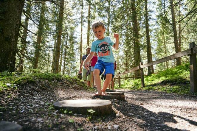 Bub am Barfuß-Weg Brandnertal (c) Alex Kaiser - Al