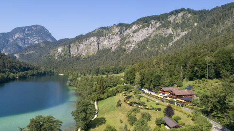 Blick auf die Pension und den Thumsee