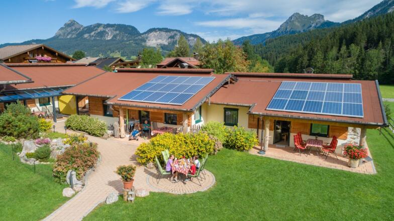 Almdorf Tirol mit Terrasse und Garten