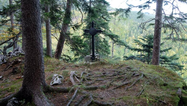 Gedenkkreuz ~974m, links vom Pfad.