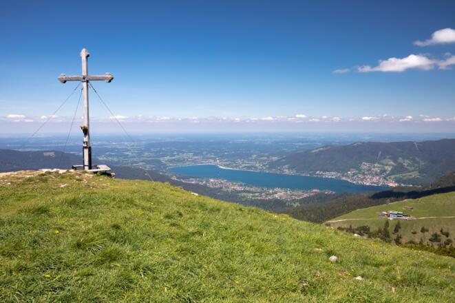 Gipfelkreuz auf dem Hirschberg mit Blick auf den Tegernsee.