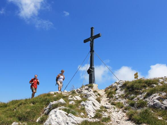 inzell sommer paar wandern panorama gipfelkreuz