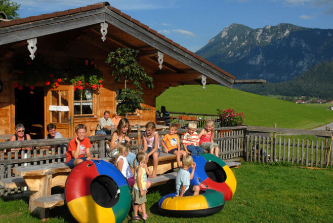 Reifenrutschen auf der Kesselalm. Das macht Spaß und mit der Inzell Card plus kostenlos.