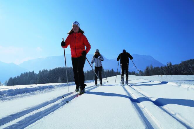 Auf der frisch gespurten Loipe die Wintersonne genießen