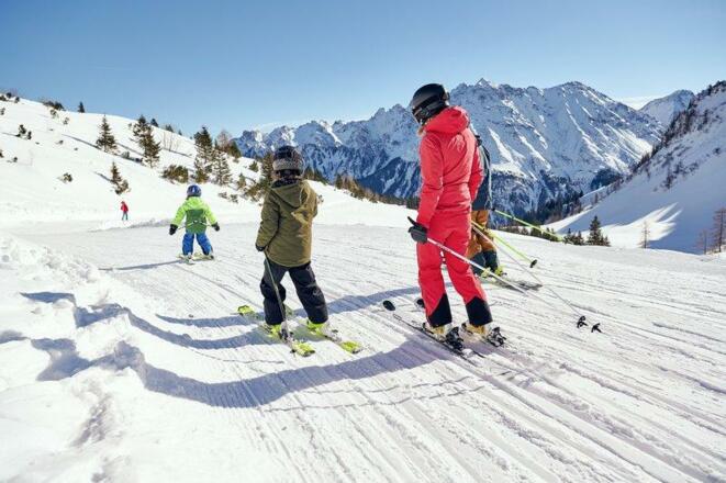 Familie beim Skifahren im Brandnertal (c) Alex Kai