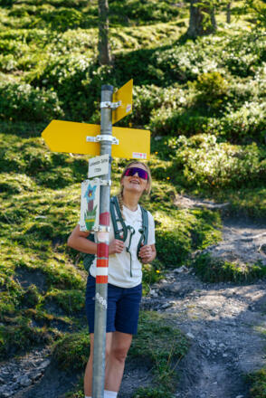 Wanderer am Weg zum Aussichtsberg Lackenkogel